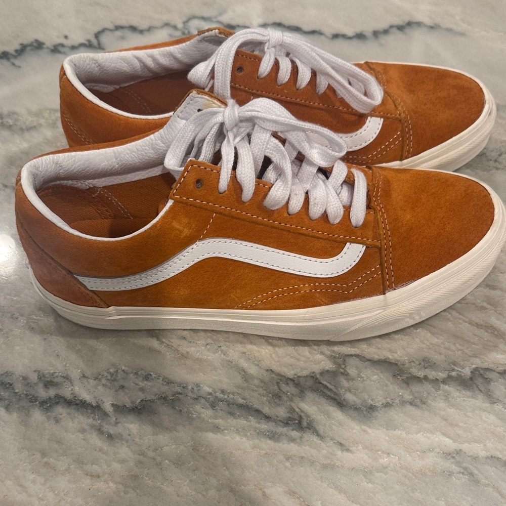 Men's Suede Low-Top Sneakers in Orange with White Stripe. Size 7 Vans